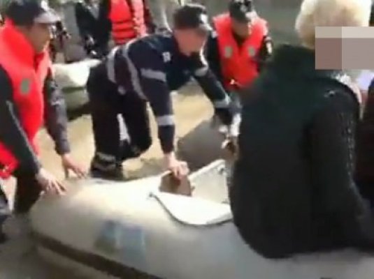 Ponta s-a plimbat cu barca împinsă de pompieri în Teleorman